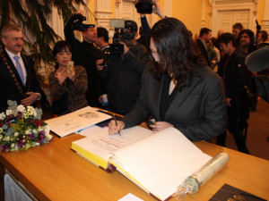 Japonská mistryně světa v hodu oštěpem Kitagučiová převzala pamětní medaili města Domažlice, kde nyní žije