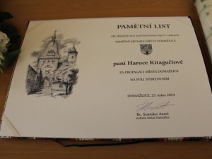 Japonská mistryně světa v hodu oštěpem Kitagučiová převzala pamětní medaili města Domažlice, kde nyní žije