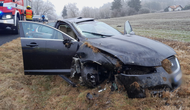Mladík s jaguarem vylétl ze silnice, další řidič dostal smyk až utrhl kolo, auto pak zamkl a odešel