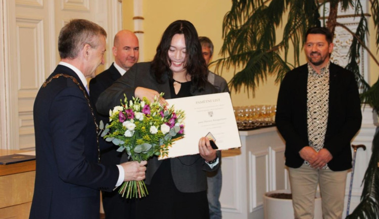 Japonská mistryně světa v hodu oštěpem Kitagučiová převzala pamětní medaili města Domažlice, kde nyní žije