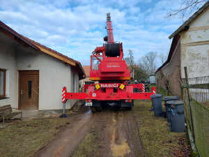 Kůň upadl a nedokázal se zvednout, znovu na nohy ho postavili hasiči s jeřábem