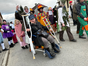 Chodské vesnice ožijí masopustními průvody, největší bude tradičně v Postřekově