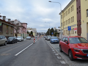 Řidičům se po opravě obousměrně otevře páteřní ulice v centru Rokycan, město ale plánuje další uzavírky