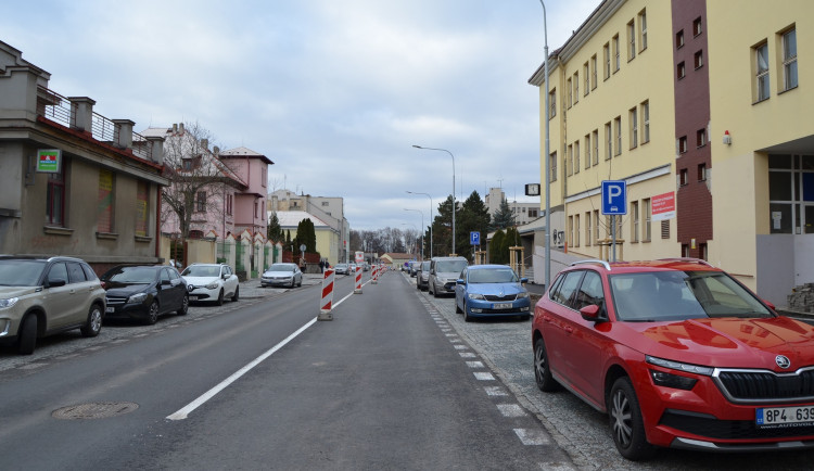 Řidičům se po opravě obousměrně otevře páteřní ulice v centru Rokycan, město ale plánuje další uzavírky