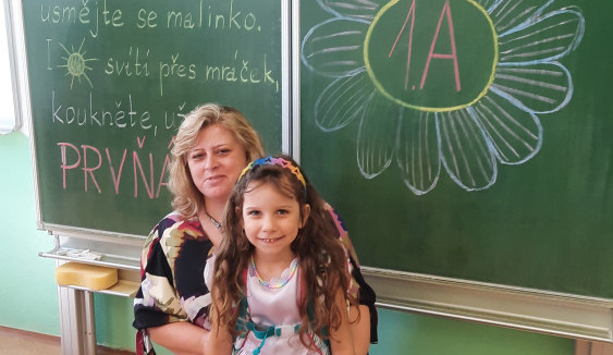 Bývalá policistka Petra umírá na rakovinu. Před smrtí chce zabezpečit osvojenou dceru