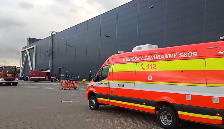 Desítky litrů chloru unikly do ovzduší v objektu výrobní firmy. Evakuovat se muselo asi 160 osob