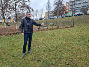 Miroslav Šuma - první místostarosta MO Plzeň 1 ukazuje, kam se rozšíří zdejší psí loučka