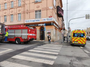 Únik neznámého plynu způsobil komplikace několika osobám v centru Plzně, na místě zasahovali záchranáři