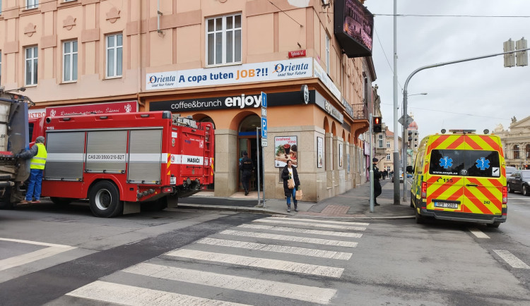 Únik neznámého plynu způsobil komplikace několika osobám v centru Plzně, na místě zasahují záchranáři