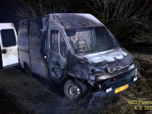 Odvážný policista se vrhl do plamenů a zachránil muže, který se chtěl upálit v autě