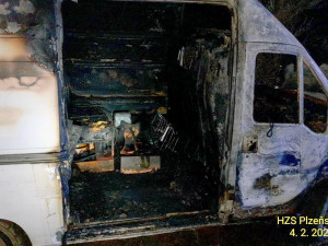 Odvážný policista se vrhl do plamenů a zachránil muže, který se chtěl upálit v autě