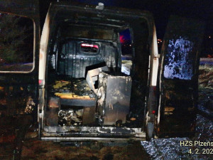 Odvážný policista se vrhl do plamenů a zachránil muže, který se chtěl upálit v autě