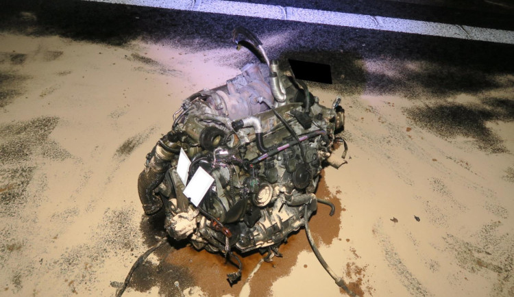 Opilý a neosvětlený cyklista způsobil nehodu. Dva lidé se zranili, motor odletěl