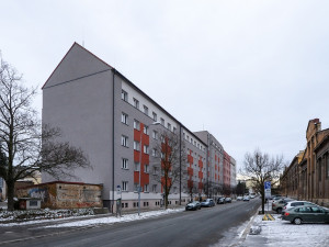 Seniorům a mladým rodinám bude sloužit 39 bytů, vznikly díky rekonstrukcí tří domů za 110 milionů