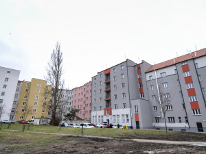 Seniorům a mladým rodinám bude sloužit 39 bytů, vznikly díky rekonstrukcí tří domů za 110 milionů