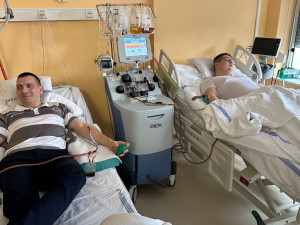 Paní Vendula onemocněla leukemií a život jí zachránila transplantace kostní dřeně. Její manžel se teď stal v Plzni tisícím dárcem krvetvorných buněk