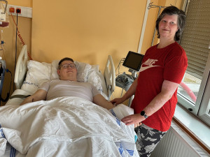 Paní Vendula onemocněla leukemií a život jí zachránila transplantace kostní dřeně. Její manžel se teď stal v Plzni tisícím dárcem krvetvorných buněk