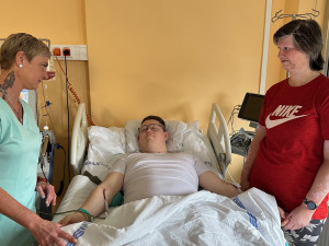 O dárce pečuje při odběru sestra Michala Vokáčová