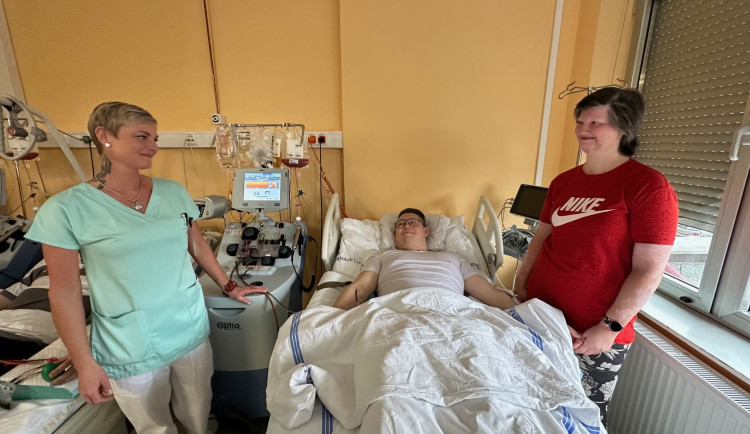 Paní Vendula (vpravo) onemocněla leukemií a život jí zachránila transplantace kostní dřeně. Její manžel se teď stal v Plzni tisícím dárcem krvetvorných buněk