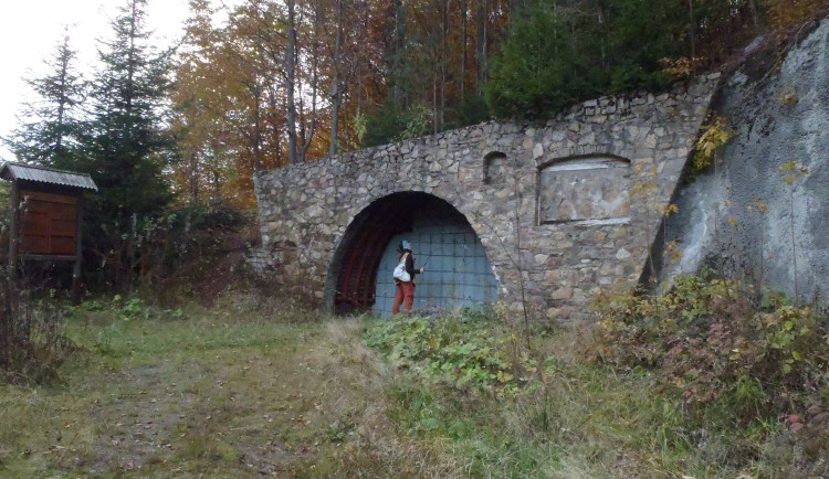 Ve Štole Naděje u Kašperských Hor se 80. letech minulého století prováděl průzkum zlatých ložisek. Těžbu nakonec zhatila ochrana životního prostředí