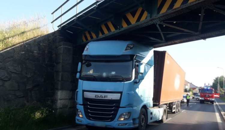 Chorvatský řidič kamionu čelí na svobodě obvinění za tragickou nehodu pod nechvalně známým mostem