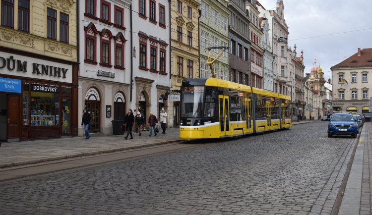 Provoz v centru Plzně na pět měsíců ochromí rekonstrukce tramvajové trati na náměstí Republiky a ve Zbrojnické