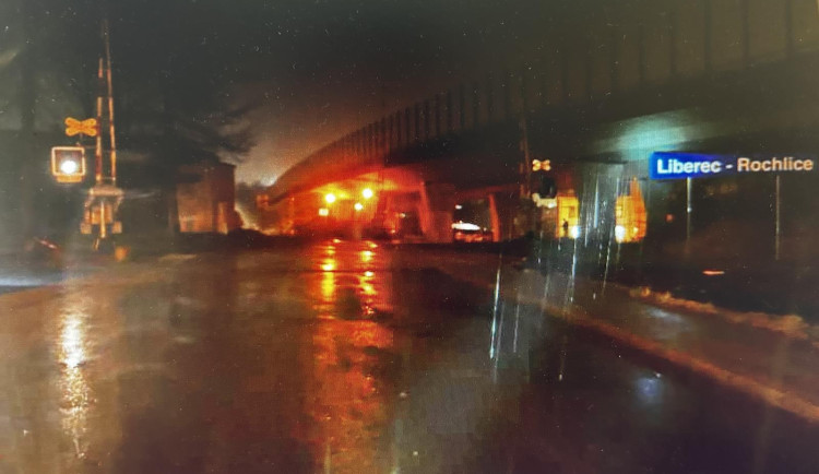 Autobus vjel v Rochlici na blikající přejezd. Policie hledá svědky