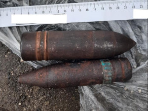 Dva dělostřelecké granáty přinesl muž ukázat do práce svému známému, na místě zasahoval pyrotechnik