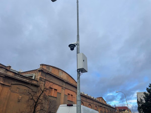 Nově se kamerový systém rozšířil i do křižovatky ulic Korandova x Nerudova