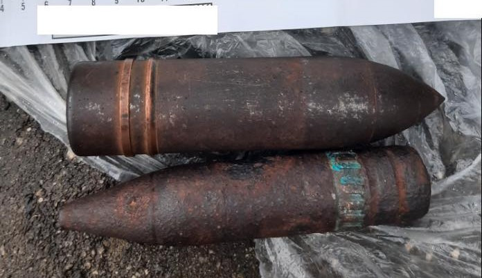 Muž přinesl známému ukázat do práce dělostřelecké granáty, na místě zasahuje pyrotechnik