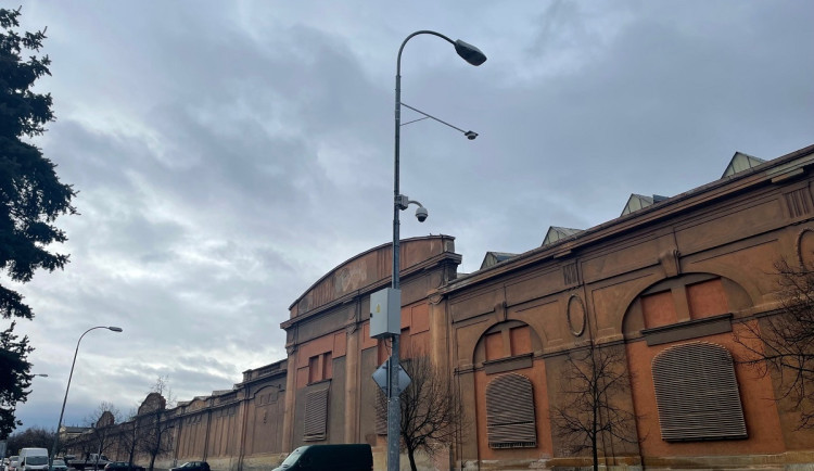 Nově se kamerový systém rozšířil i do křižovatky ulic Korandova x Nerudova