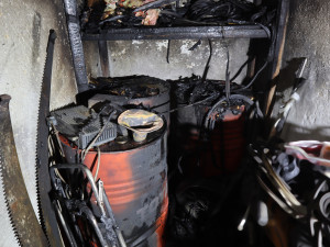 Zloděj si chtěl v garáži posvítit zapáleným kartonem, nakonec objekt podpálil a sám skončil v nemocnici
