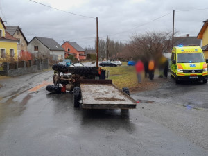 Osmnáctiletá traktoristka nezvládla jízdu na mokré silnici a položila stroj na bok