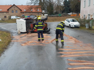 Osmnáctiletá traktoristka nezvládla jízdu na mokré silnici a položila stroj na bok