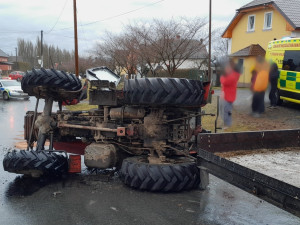 Osmnáctiletá traktoristka nezvládla jízdu na mokré silnici a položila stroj na bok