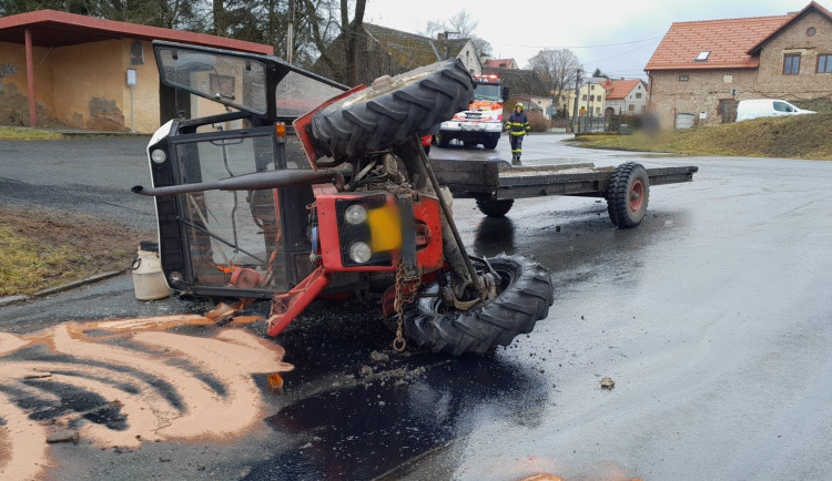 Osmnáctiletá traktoristka nezvládla jízdu na mokré silnici a položila stroj na bok