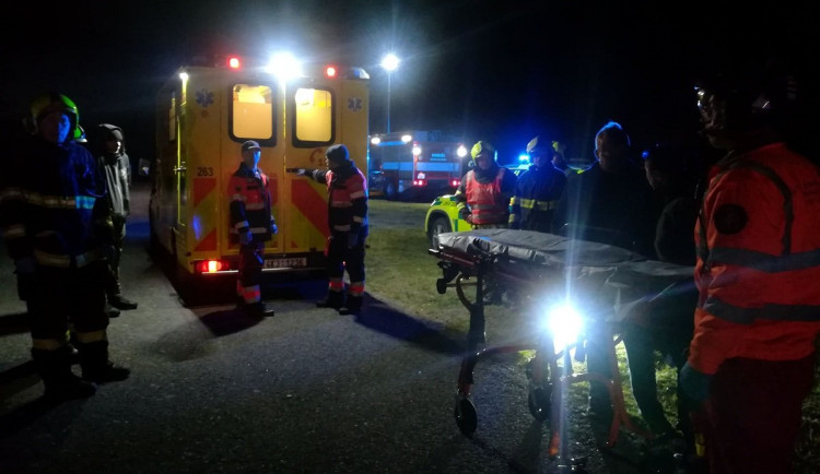 Dva vozy se střetly u Bezvěrova, vážná nehoda s vyžádala devět zraněných, z toho čtyři děti