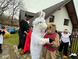 Na pestrém masopustu v příhraniční obci frčely sladkosti, koblihy, šišky, vošouchy, báč i pití všech barev