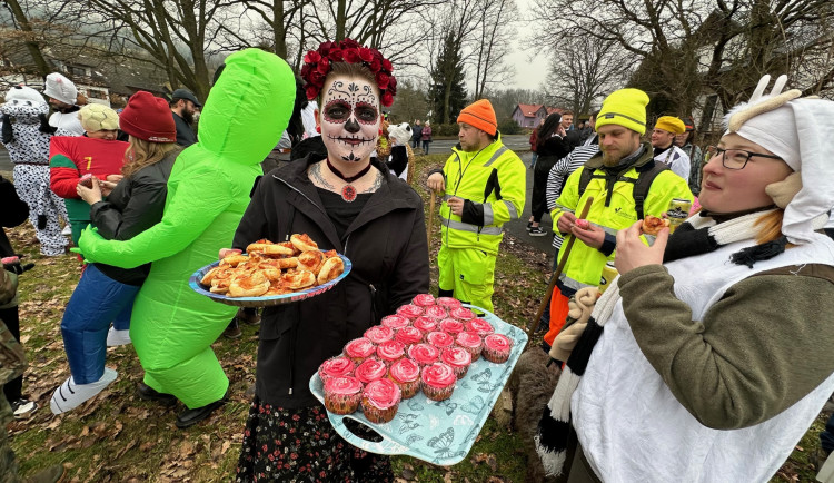 Na pestrém masopustu v příhraniční obci frčely sladkosti