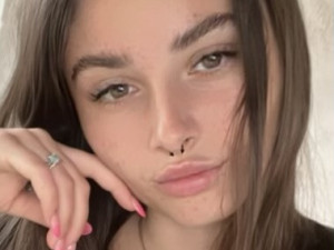 Laura po bouračce částečně oslepla, ochrnula a musela podstoupit řadu náročných operací, její přítel nehodu nepřežil