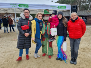 Bolevák ovládli otužilci v kostýmech, stovky lidí zaujal hlavně vysmátý neandrtálec