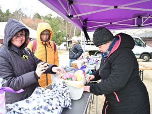 Bolevák ovládli otužilci v kostýmech, stovky lidí zaujal hlavně vysmátý neandrtálec