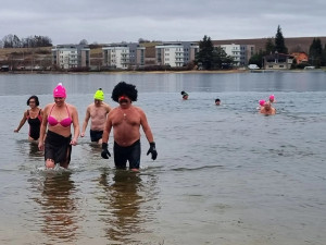 Bolevák ovládli otužilci v kostýmech, stovky lidí zaujal hlavně vysmátý neandrtálec