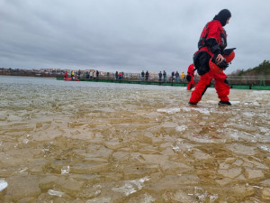 Bolevák ovládli otužilci v kostýmech, stovky lidí zaujal hlavně vysmátý neandrtálec