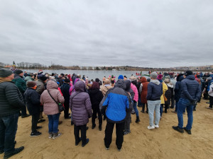 Bolevák ovládli otužilci v kostýmech, stovky lidí zaujal hlavně vysmátý neandrtálec