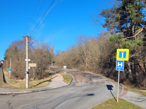 Silnice k nemocnici je plná děr a nerovností, město ji nechá opravit. Už před 10 lety bylo pozdě, komentují lidé