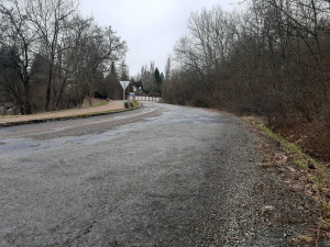 Silnice k nemocnici je plná děr a nerovností, město ji nechá opravit. Už před 10 lety bylo pozdě, komentují lidé
