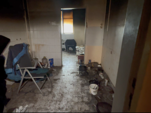 Město zahájilo likvidaci nechvalně proslulého squatu. Poslední bezdomovci ho opouštěli, když už přijely bagry