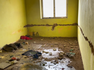 Město zahájilo likvidaci nechvalně proslulého squatu. Poslední bezdomovci ho opouštěli, když už přijely bagry