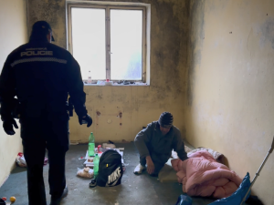 Město zahájilo likvidaci nechvalně proslulého squatu. Poslední bezdomovci ho opouštěli, když už přijely bagry